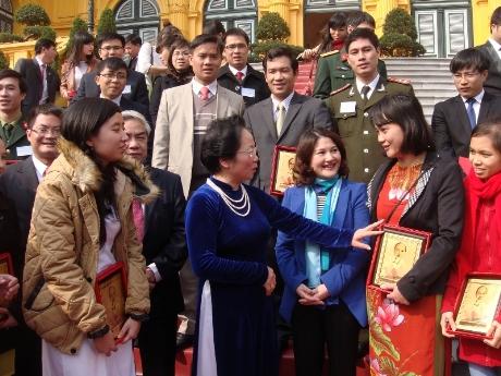 ທ່ານນາງຮອງປະທານປະເທດ ຫງວຽນທິຢວານ ພົບປະກັບບັນດາຜູ້ແທນໄດ້ຮັບລາງວັນໜ່ວຍໂລກຄຳ 2013